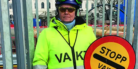 Möt våra vakter som i vått och torrt gör allt för att vägarbetsområdet ska vara så säkert som möjligt för alla!