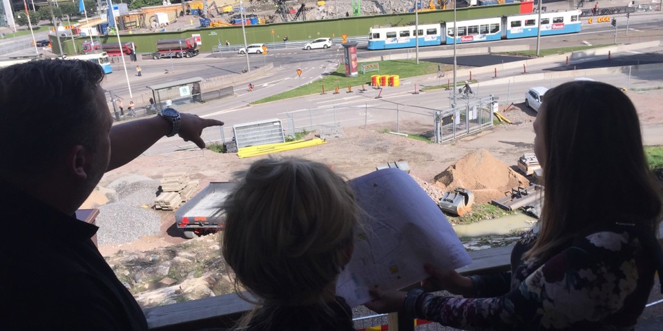 Arbetsledare Andreas Eriksson och TA-planritarna Lisa Andersson och Cecilia Gyllin planerar kommande avstängningar.