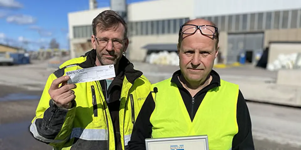 Kjell Leander och Mikael Karlsson visar upp certifikatet för betongcertifieringen