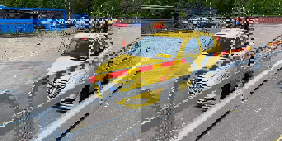 Bilen kör in i TA-balken vid krocktestet på VTI